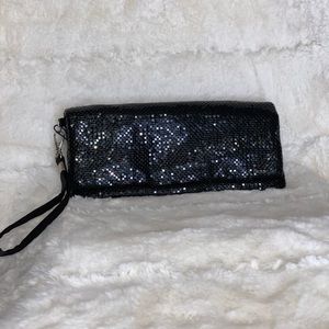 La Regale 🖤 Black Metallic/Sequence Wristlet